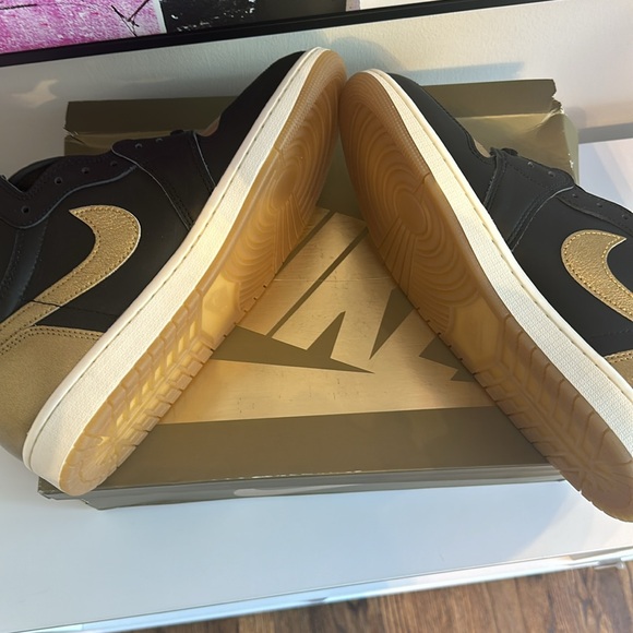Nike Air Jordan 1 Retro High OG Black & Metallic Gold, Size 11 - Picture 6 of 8
